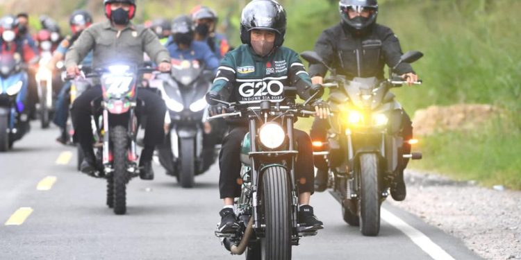 Kunker Naik Motor, Jokowi: Udara Danau Toba Segar Sekali