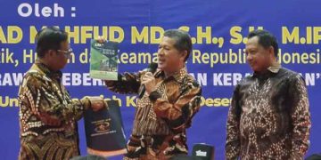 2 Menteri Dihadiahi Buku Sejarah Nilam Aceh & ARC