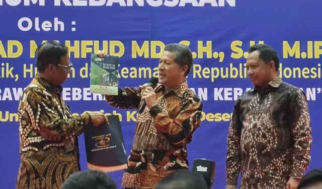 2 Menteri Dihadiahi Buku Sejarah Nilam Aceh & ARC