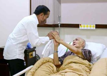 Jokowi Jenguk Try Sutrisno di RSPAD