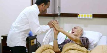 Jokowi Jenguk Try Sutrisno di RSPAD