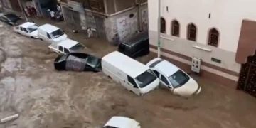 Mekkah Banjir, Kendaraan Terseret Arus