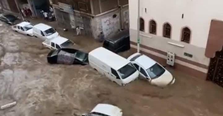 Mekkah Banjir, Kendaraan Terseret Arus