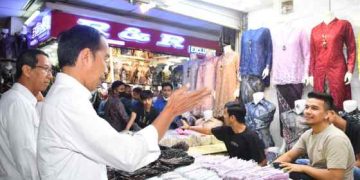 Di Tanah Abang, Jokowi Dorong Penjual Masuk  Lokapasar