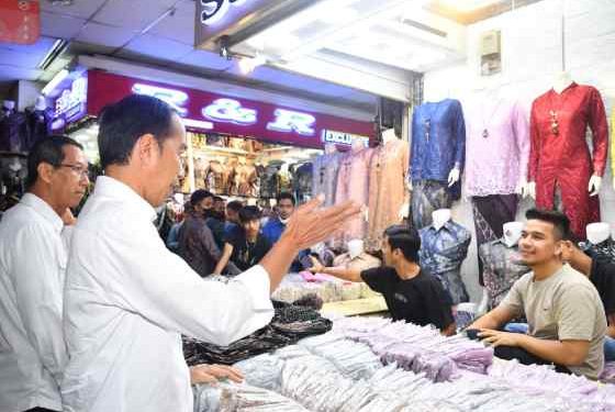 Di Tanah Abang, Jokowi Dorong Penjual Masuk  Lokapasar