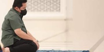 Air Mata Erick Thohir Tumpah di Sajadah