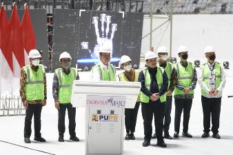 Erick Dampingi Jokowi Topping Off Stadion Tertutup Terbesar di Indonesia