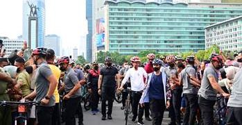 Jokowi Bersepeda di CFD Jakarta