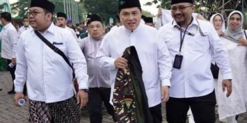 Erick Thohir Pamer Seragam Banser ke Jokowi:  NU Memberi Manfaat ke NKRI