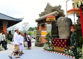 Jokowi Minta Warga Jaga Aura Kesucian Pura Agung Besakih