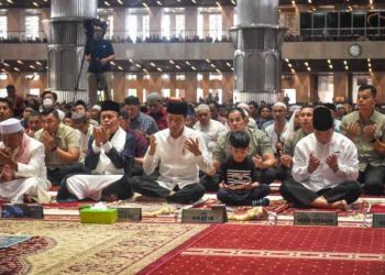 Jokowi Ajak Cucu Jumatan di Istiqlal