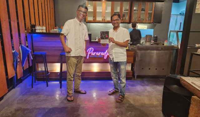 Pararadja Bistro Terima Buku dari Penyair Nasional