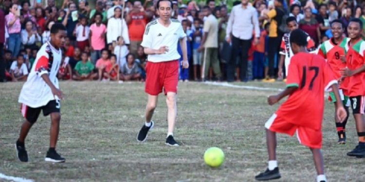 Jokowi Main Sepak Bola di Papua & Sukses Cetak Gol