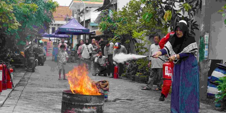 Bulan K3, Pelindo Marine Ajak Warga Kampung Seng Berlatih APAR