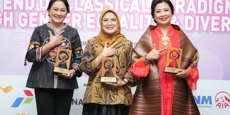 Tiga Srikandi IDSurvey Raih Top 500 The Most Outstanding Women 2024