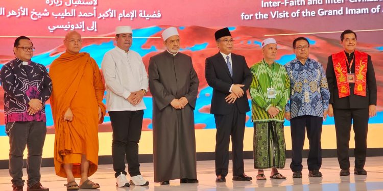 Tuhan tidak Perlu Dibela