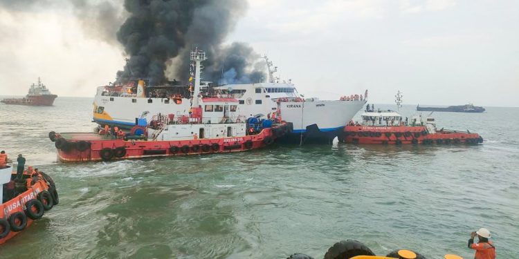 Aksi Heroik Kapal Tunda Pelindo Marine dalam Pemadaman Kebakaran KM Kirana I