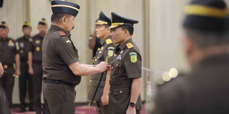 Jaksa Agung Lantik Jamwas dan Kabadiklat Kejaksaan RI