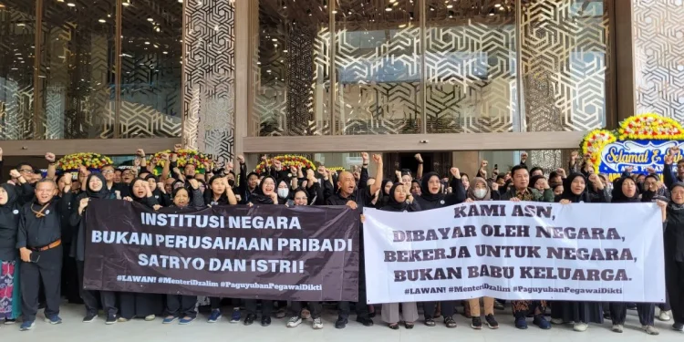 Ratusan ASN Lakukan Aksi Demo, Sentil Menteri
