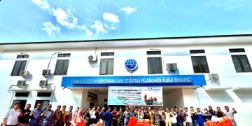 Pelindo Marine Bagikan Life Jacket untuk Nelayan di Kuala Tanjung