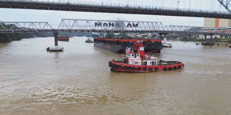 Pelindo Marine Dukung Keselamatan Pengolongan Kapal di Sungai Tersibuk di Indonesia