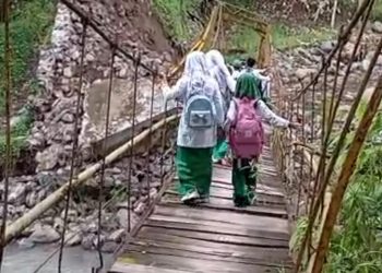 Miris, Siswa di Sukabumi Bertaruh Nyawa Lewati Jembatan Putus Demi ke Sekolah