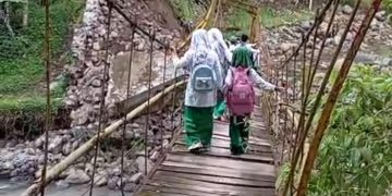 Miris, Siswa di Sukabumi Bertaruh Nyawa Lewati Jembatan Putus Demi ke Sekolah