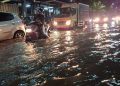 Jalan Daan Mogot Cengkareng Terendam Banjir hingga Malam