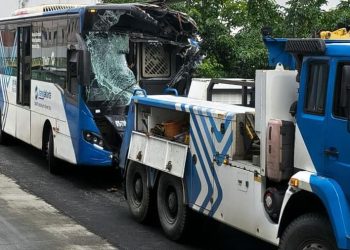 2 Bus TransJakarta ‘Adu Banteng’ di Jalur Layang Cipulir