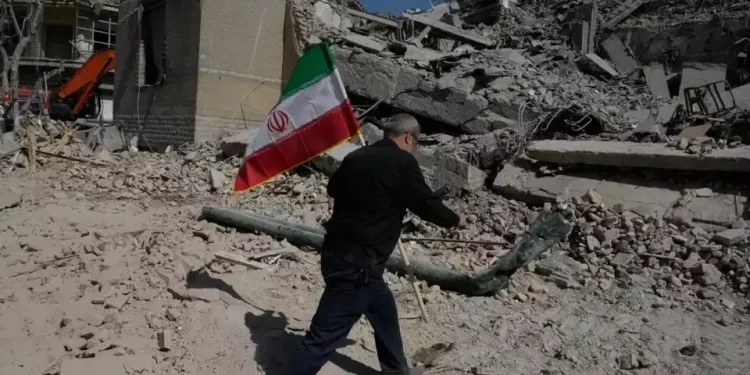 Iran Balas Serangan, Rudal Mengarah ke Israel dan Basis Militer AS di Timur Tengah