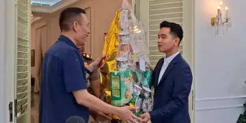 Bertemu Gibran di Istana, Rismon Terharu Diberi Bingkisan oleh Keluarga Jokowi