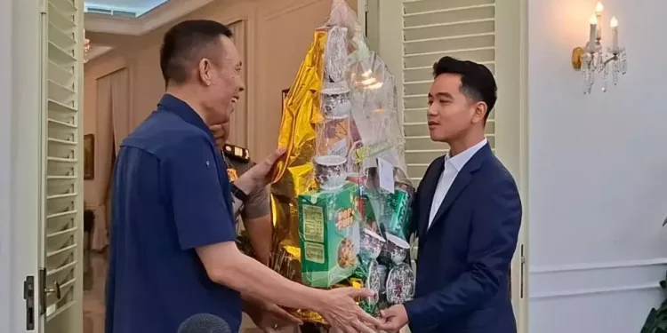 Bertemu Gibran di Istana, Rismon Terharu Diberi Bingkisan oleh Keluarga Jokowi