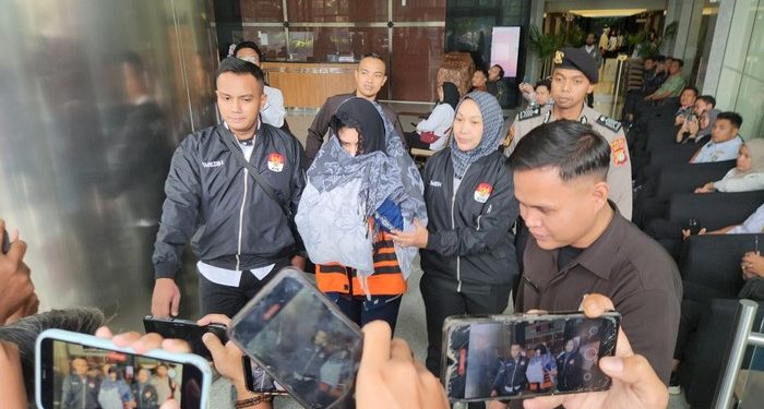 KPK Tahan Bupati Pekalongan Fadia Arafiq