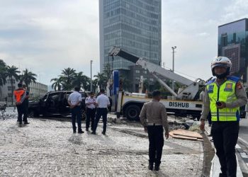 Mobil SUV Nyemplung ke Kolam Bundaran HI Usai Tabrak Pembatas Jalan