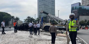 Mobil SUV Nyemplung ke Kolam Bundaran HI Usai Tabrak Pembatas Jalan