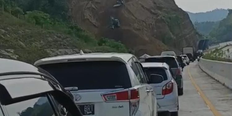 Bukan Longsor! Ini Penyebab Tol Padang Tiji-Seulimeum Sempat Macet Panjang