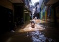 Banjir 1,75 Meter Rendam Kampung Melayu, Warga Mulai Mengungsi