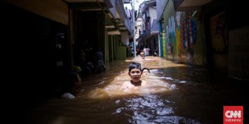 Banjir 1,75 Meter Rendam Kampung Melayu, Warga Mulai Mengungsi