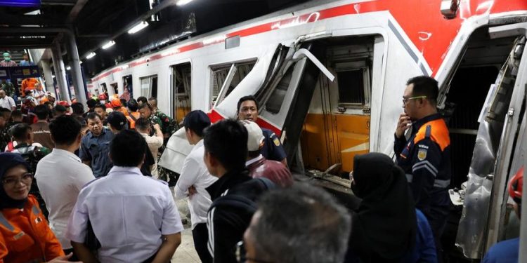 Tabrakan KA di Bekasi Timur: 4 Meninggal, 38 Korban Dievakuasi