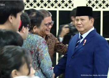 Momen Prabowo dan Rocky Gerung Tertawa Bareng Usai Pelantikan di Istana