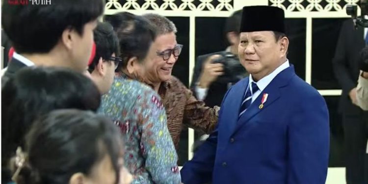 Momen Prabowo dan Rocky Gerung Tertawa Bareng Usai Pelantikan di Istana