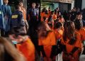 Berbaju Oranye dan Menunduk, 320 WNA Pelaku Judol Dipindah ke Rudenim