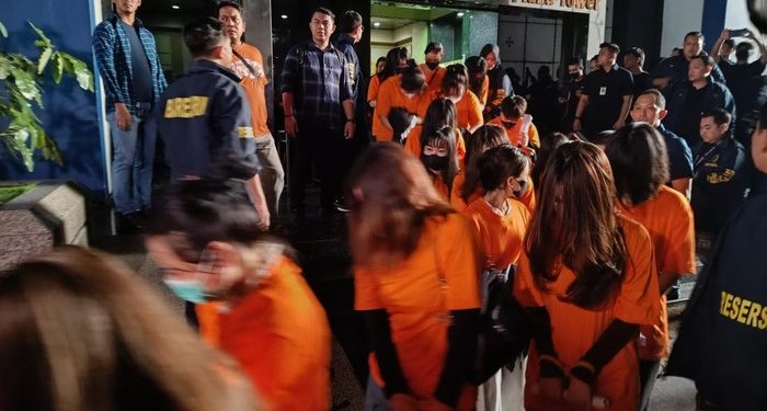 Berbaju Oranye dan Menunduk, 320 WNA Pelaku Judol Dipindah ke Rudenim