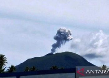 Gunung Ibu Erupsi, PVMBG Minta Warga Jauhi Radius 2 Km dari Kawah