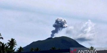 Gunung Ibu Erupsi, PVMBG Minta Warga Jauhi Radius 2 Km dari Kawah