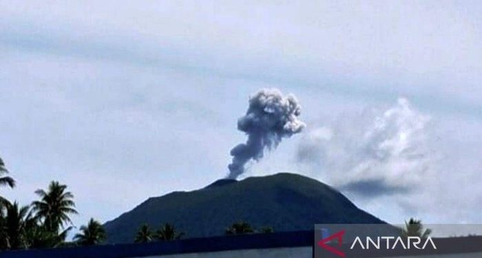 Gunung Ibu Erupsi, PVMBG Minta Warga Jauhi Radius 2 Km dari Kawah