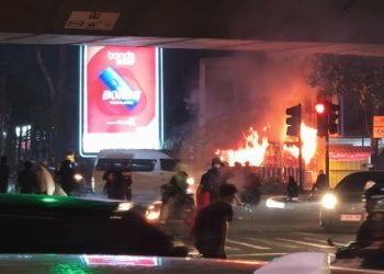Demo May Day Memanas, Pos Polisi di Tamansari Bandung Dibakar