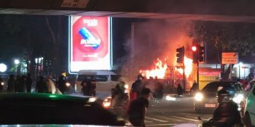 Demo May Day Memanas, Pos Polisi di Tamansari Bandung Dibakar