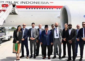 Sebelum Tinggalkan Paris, Prabowo Ajak Pengawal Prancis Foto Bareng