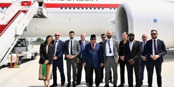 Sebelum Tinggalkan Paris, Prabowo Ajak Pengawal Prancis Foto Bareng